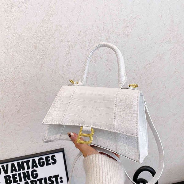 

2022 new designer handbags spring hand hands patent leather single letter messenger