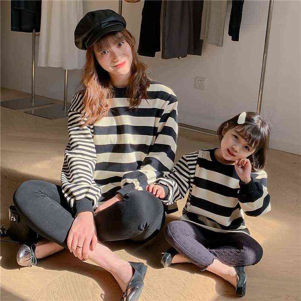 Autunno mamma e figlia moda a righe pullover con chiusura di perle top in cotone abbinati alla famiglia