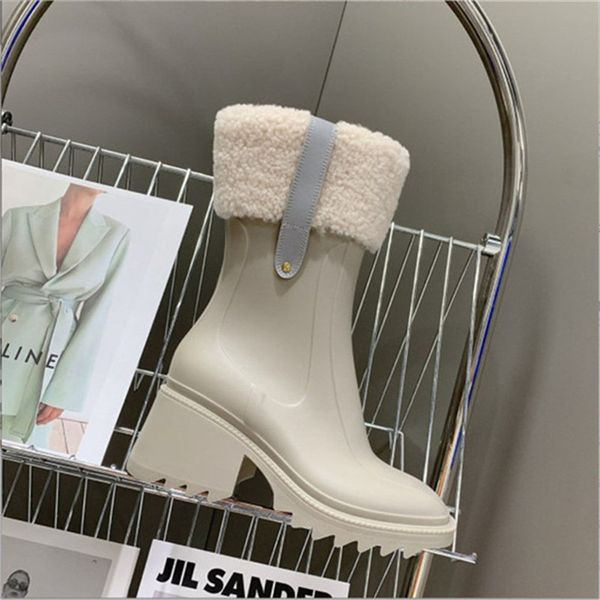 2022 Mode Neueste weibliche Designerin Gummi-Regenstiefel Block und schlanker Quadratzer Lederstiefel Staffel Staffel wasserdichtes Frauen dick-Soled bequem