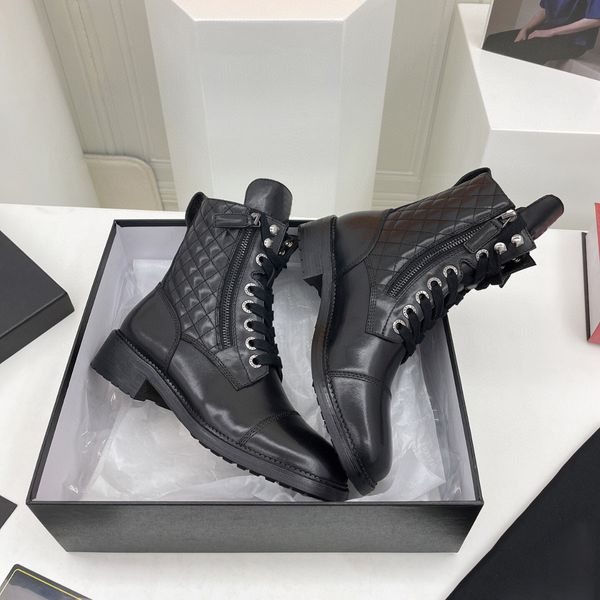 Ineinandergreifende mittelhohe Stiefel, kariertes Lammleder, Schnürschuhe, knöchelhoher Kampfstiefel, niedriger Absatz, Martin-Booties, Luxus-Designermarken, Schuhfabrik-Schuhwerk