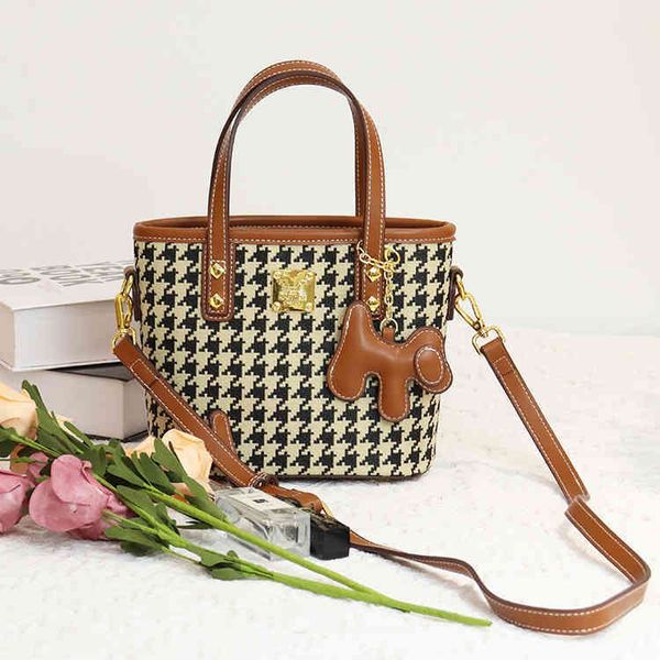 

2022 new autumn and winter new lattice portable bucket bag sail cloth basket bag sling one shoulder messenger women's bag