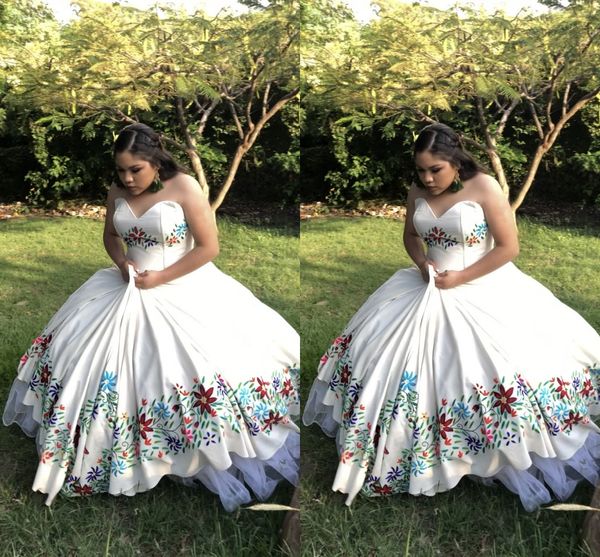 Plus Size Branco Quinceanera vestidos de baile coloridos bordados bordados vestidos de esfera espartilho superior doce 16 vestido formal vestidos de noite fora