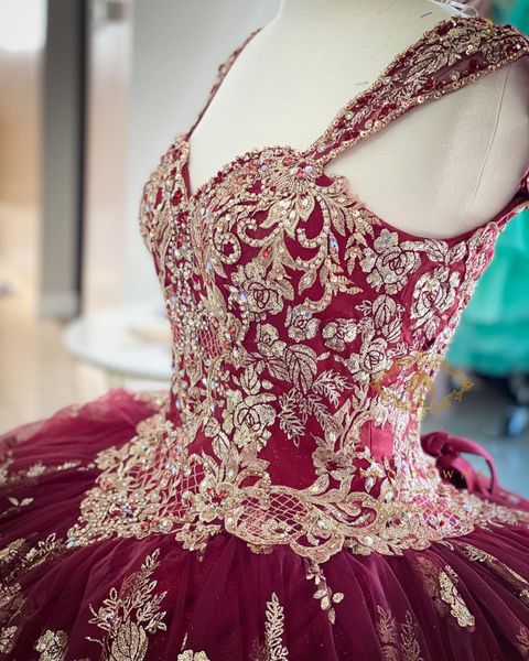 Burgundy Gold Quinceanera Elbise 2023 Straps Boyun ışıltı Çiçek Pullu Boncuk Tül Kabarık Tatlı 16 Önlük Vestidos De 15 Anos LAC2501