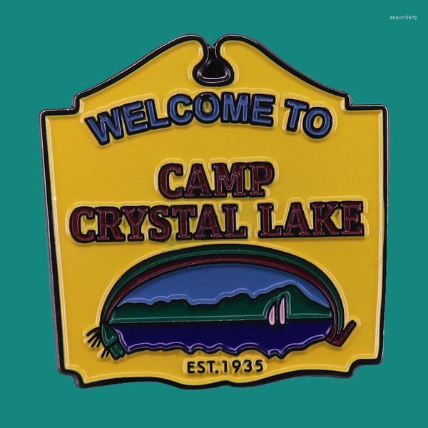 Broches de pinos bem -vindos a acampamento Crystal Lake esmalte o broche coletando crachás de lapela, homens, homens de jóias de moda adornam backpack colar Seau2