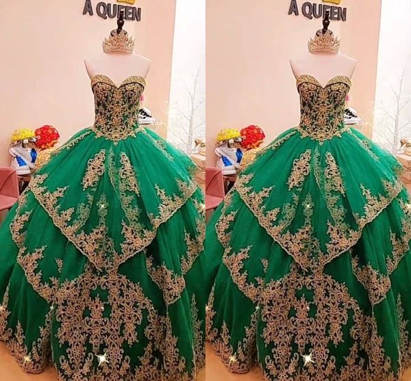 Smaragdgrün und Gold bestickte Quinceanera-Kleider 2022, Prinzessin, Schichten, Tüllrock, herzförmiger Korsett-Rücken, Abschlussball, süßes 15-Kleid für Mädchen