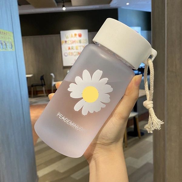 500 ml kleine Gänseblümchen transparente Kunststoff-Wasserflaschen Becher BPA-frei kreative gefrostete Wasserflasche mit tragbarem Seil Reise-Teetasse Großhandel