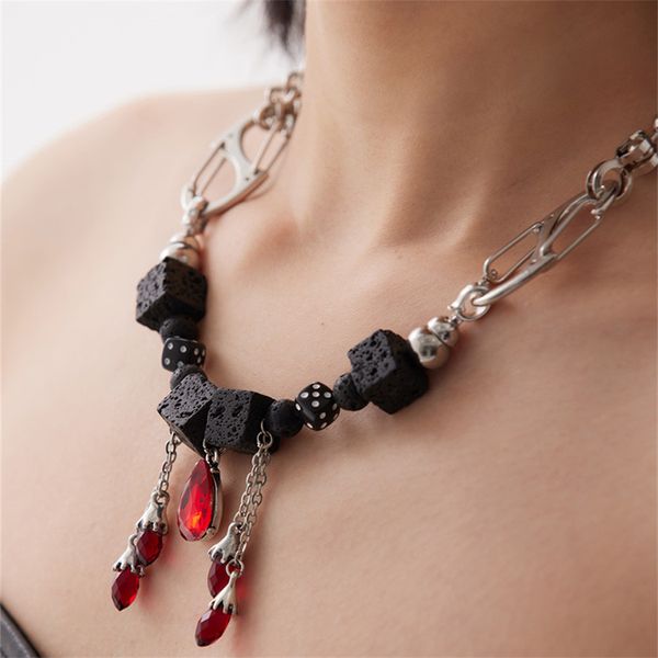 Collana con ciondolo rubino di nicchia dal design scuro punk Collana femminile a forma di goccia di sangue originale Accessori in pietra Temperamento Regalo di gioielli