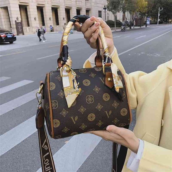 

70% factory online sale bag female winter style portable large capacity old flower pillow bag boston single shoulder