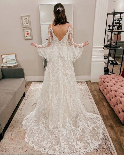 Abiti da sposa in pizzo Boho 2023 Abiti da sposa A-Line profondo scollo a V Corte Giardino Castello Immagine reale Avorio Sposa bohémien Vibrazioni ispiratrici Maniche svasate Essense V-Back Plus