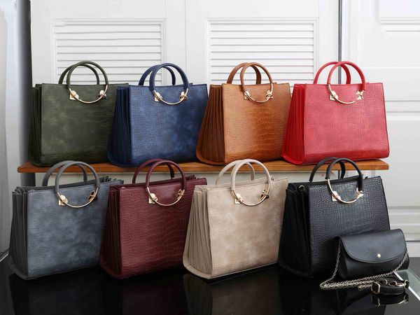 

2022 large capacity handbag luxury brand classic design crossbody bag with wallet fashion ring hand chain bag 6 color love heart design whol