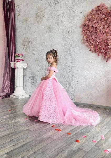 Vestidos de menina 2022 Garota de flor rosa para casamento Ofim de renda de ombro Floral Saias de garotas Vestido de concurso de uma linha