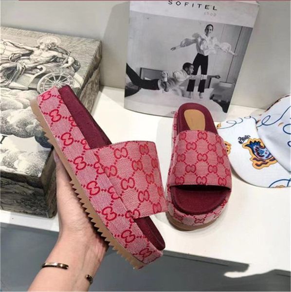 Nuovo 2022 Ciabatte da spiaggia moda Fondo spesso designer Scarpe da donna Cartone animato Alfabeto signora Piattaforma Tacchi in pelle lettera Scivoli sexy Sandali con tacco alto Taglia grande 35-44