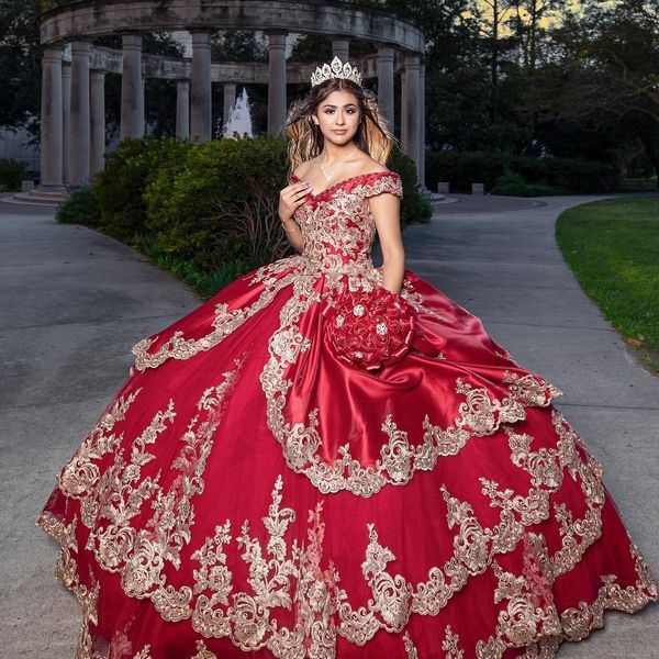 Red Perlen Ballkleid Quinceanera kleidet sich vom Schulterausschnitt Prinzessin Promkleider Few Zugblumen angewendet Satin süß 15 Maskerade Kleid