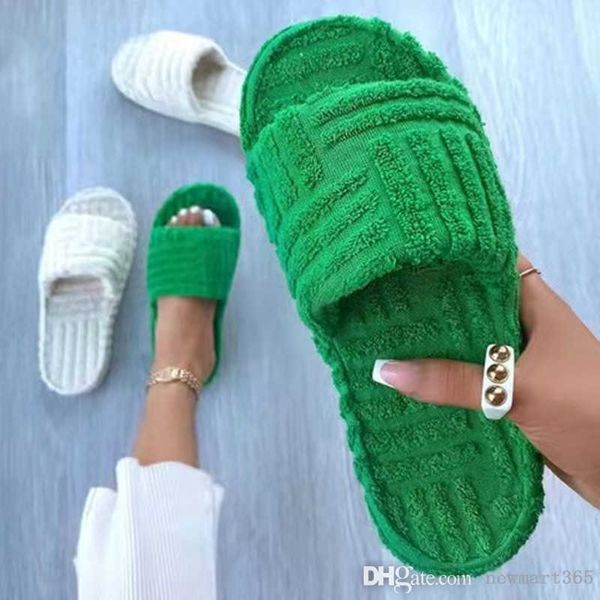 Nuove pantofole da interno in pelliccia da donna Fluffy Soft Furry Slides Scarpe spesse con tacco antiscivolo Scarpe da casa Pantofole da asciugamano di design di lusso da donna