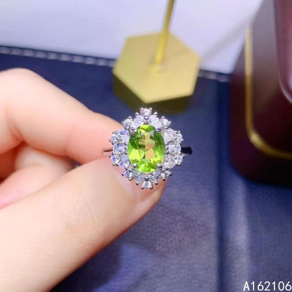 Toca de cluster prata pura estilo chinês de estilo natural peridoto feminino nobre oval oval anel de gem