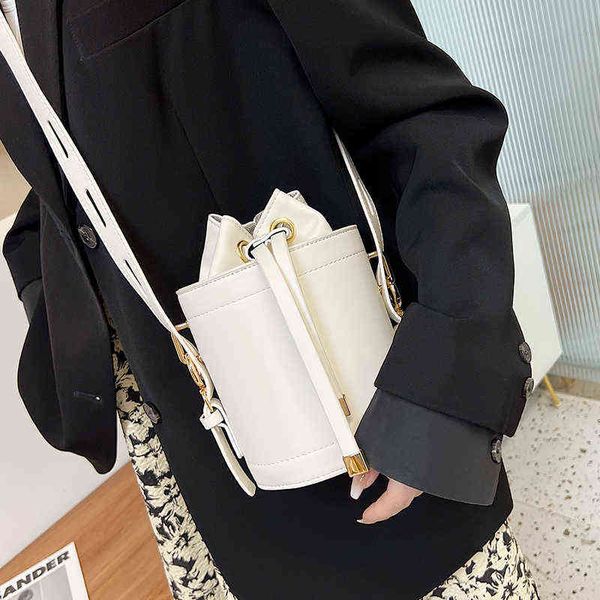 

casual ladies bucket crossbody messenger bag 2022 new cylindrical evening handbag for women small shoulder bag purse shining tot g220509