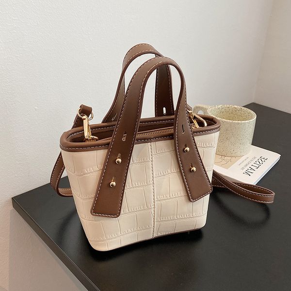 

designer bags advanced sense niche summer 2022 new fashion messenger women's versatile portable bucket