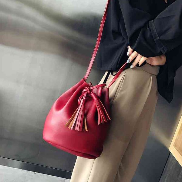 

2021 spring korean new women's bag single shoulder messenger bag tassel drawstring bucket