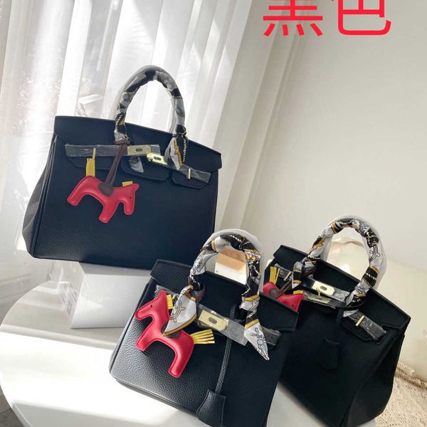 

it's just 30 years old. the same bag for women 2022 is fashionable and versatile. it's the original standard of high-capacity port