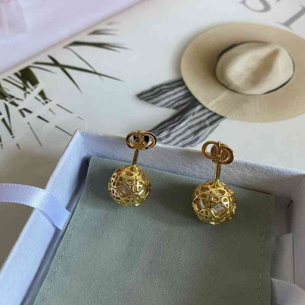 

2022 factory wholesale new di pearl minority spherical earrings round personalized versatile earrings female, Golden