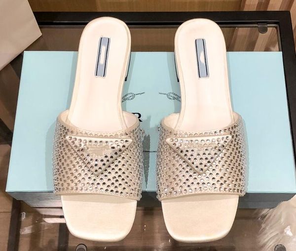 2022 Nuovi sandali Pantofole Estate bellissima Pantofola piatta con strass tacco basso confortevole Scarpe luminose più colorate