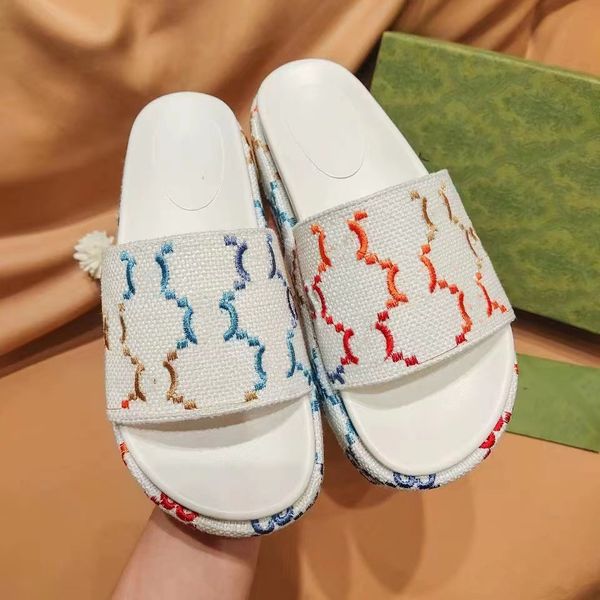 Pantofole di lusso con diapositive comode di design 2022 Sandali con piattaforme di lettere estive Sandali da donna Out Wear Casual Coppia rialzata Plus Size Sandalo con una sola parola