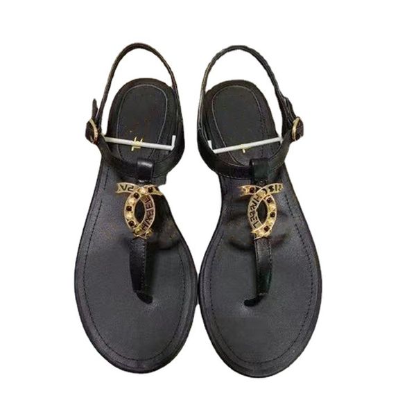 2024 Sandálias de grife e saltos altos moda elegante sandálias de couro feminino designer de verão chinelos de praia plana sapatos de praia