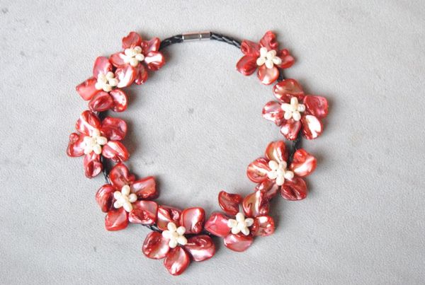 Halsketten mit Anhänger, rote MOP-Muschel, weiße Zuchtperle, neun Blumen, Statement-Lätzchen-Halskette