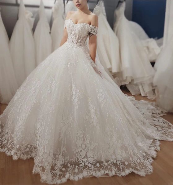 Abiti da sposa romantici in pizzo floreale 3D con spalle scoperte Fiori di lusso Abiti da sposa Abito da sposa country in tulle avorio da giardino 2022