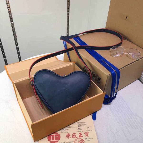 

2022 new wave blue heart bag game on coeur cruise size: 22 x 20 6 v-126