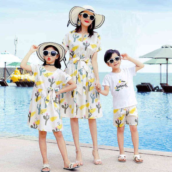 Abiti coordinati per la famiglia Estate Mamma Figlia Abito da spiaggia Papà Figlio T-shirt Pantaloncini Look per la famiglia Abbigliamento coordinato per coppia al mare