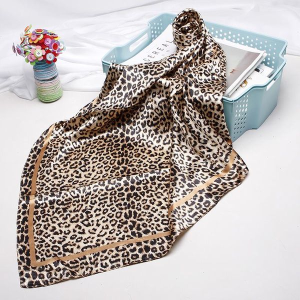 Sciarpe con stampa leopardata di moda per le donne Sciarpa hijab in raso di seta femminile 90cm Sciarpe con testa a scialle quadrato di lusso da donna