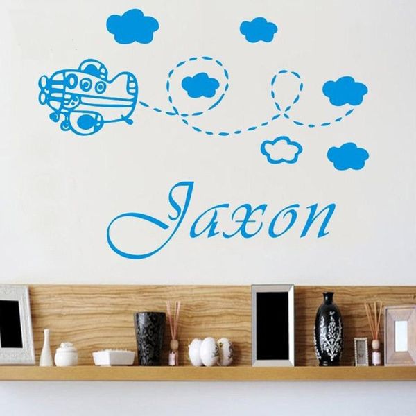 Adesivi murali Nome personalizzato Cliente Aereo Bambino Bambini Culla Dress Room Decal Adesivo Scuola materna Parete decorativa per la casa