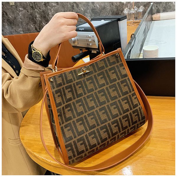

new designer bags female 2022 fashion single shoulder large capacity messenger versatile ins portable tote