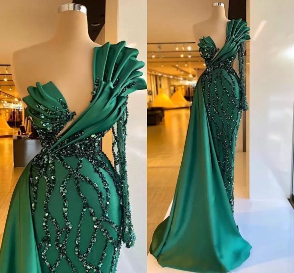 Funkelnde smaragdgrüne Meerjungfrau-Abendkleider, One-Shoulder-Paillettenbesatz, bodenlange Partykleider, Rüschen, Promi-Abschlussballkleider nach Maß