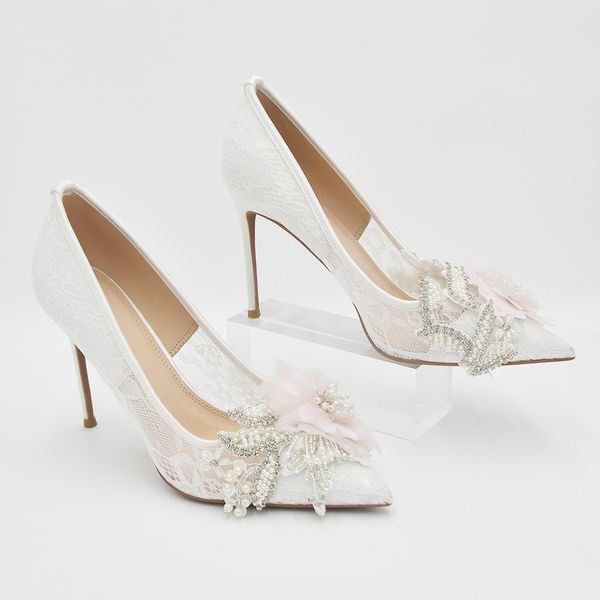Нежные французские кружева свадебные свадебные туфли 2022 10 см 3.94in высокий каблук заостренный носок жемчуг жемчуга розовые 3D цветочные белые насосы для невесты размером 36-44 формальные партии невесты