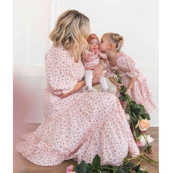 Одинаковые платья для мамы и дочки, розовое летнее платье с пышными рукавами и цветочным принтом для девочек, женщин, детские платья принцессы с квадратным воротником, одежда