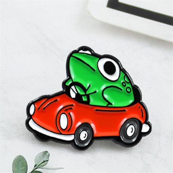 Froschfahrer Emaille Pin Kleine rote Auto Brosche Rucksack Kleidung Revers Lustiges Tier Frosch Schmuck Geschenk für Freunde Kinder GD1471