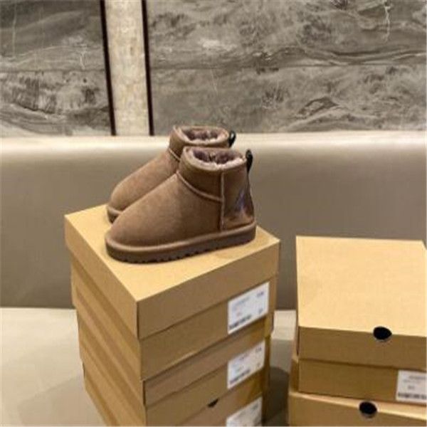 

aus 2022 classical short miniwomen snow boots keep warm boot man womens plush casual warm boots sheepskin suede shoes chestnut grey card dus, Black