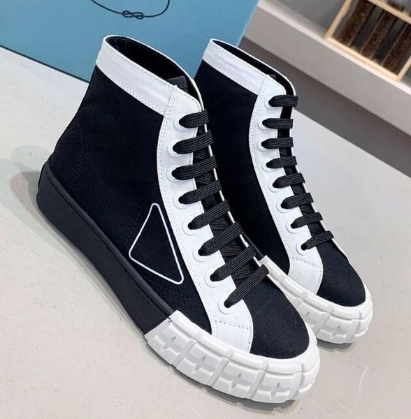 Sapatos casuais de primavera e outono Casual cano alto feminino de tr￪s camadas de lona preta de lona branca de couro macio de sola de nylon de sola grossa ao ar livre