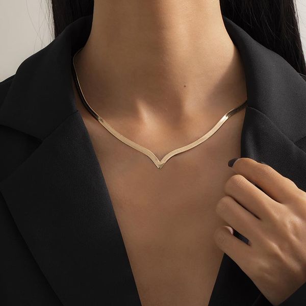 Collana girocollo a forma di serpente piatta a forma di V in rame per donna Collane con clavicola a collo corto a spina di pesce con osso di serpente a farfalla