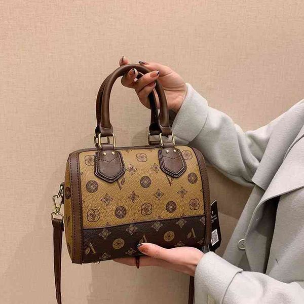 

2022 factory wholesale new old flower pillow bag female winter foreign style fashion portable large capacity boston one shoulder messenger b