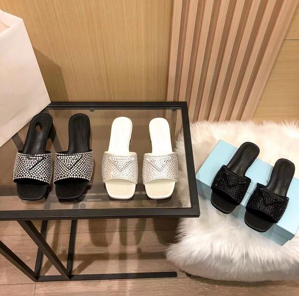 Tasarımcı Yeni Stil Terlik Rhinestone Düz Terlik Sandalet Moda Açık Dol Leisure Terlik Deri Astar Akşam Yemeği Düğün Sandbeach Sandal Flip-Flops