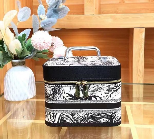 

new hand bag travel toiletry pouch protection makeup clutch women leather cosmetic bags for woman special designers