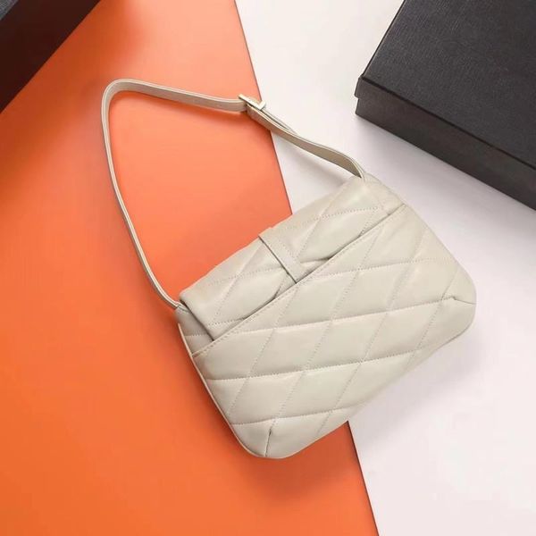 

classic leather bag with shoulder strap can carry a shoulder
