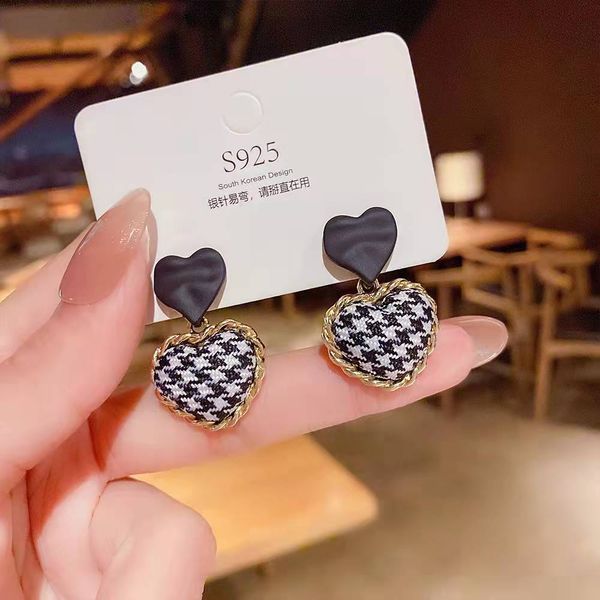 

s925 silver needle retro houndstooth love stud fashion gentle plaid earrings temperament high-end earrings wholesale, Golden;silver