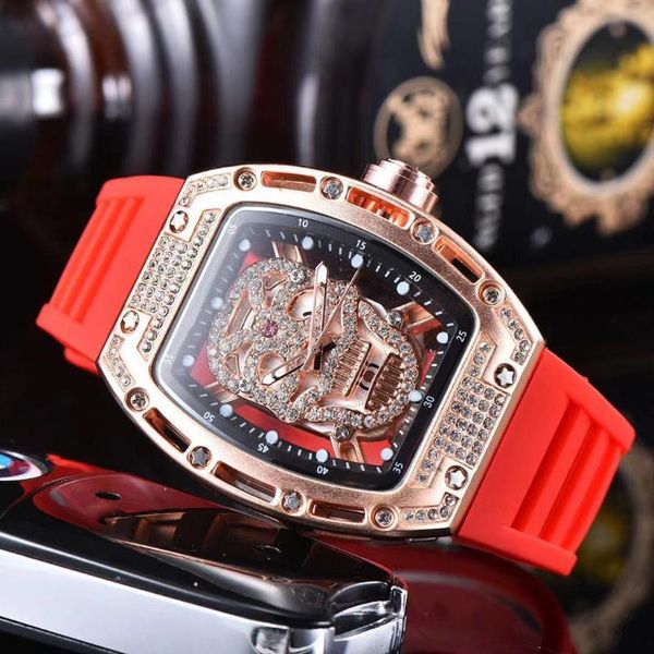 Orologi da polso Fashion Ruby Skull Dial Tonneau Watch Uomo Quarzo Calendario Wirstwatch Cinturino in caucciù Uomo Militare Sport Orologi da polso Orologio Hour