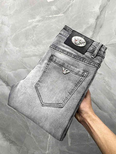 Brand moda de jeans cinza claro masculino de calças retas e elásticas finas e elásticas finas do verão masculinas