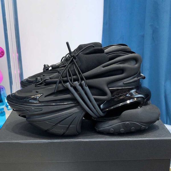 

2022 new spring and summer mens or womens bullet shoes distinguished fashion trend ultra-thick sole ufo shape all black r sneakers