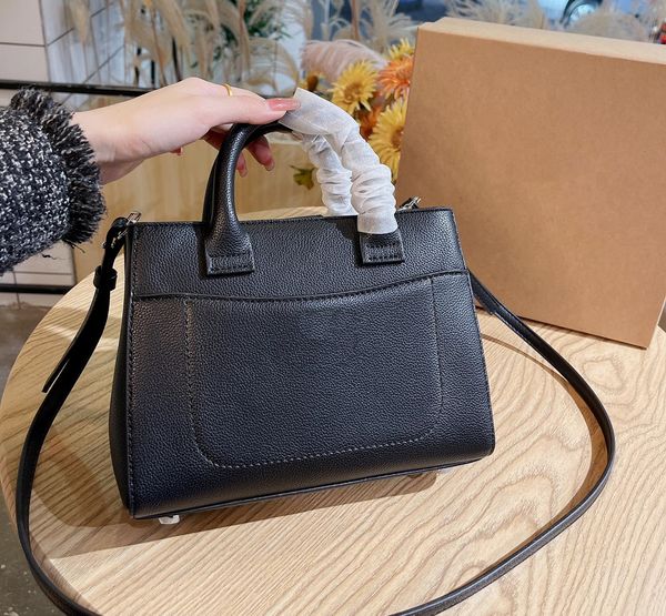 

popular online early autumn 2022 new single shoulder messenger bag soft sheepskin classic high-end hand essential matching folding gift box